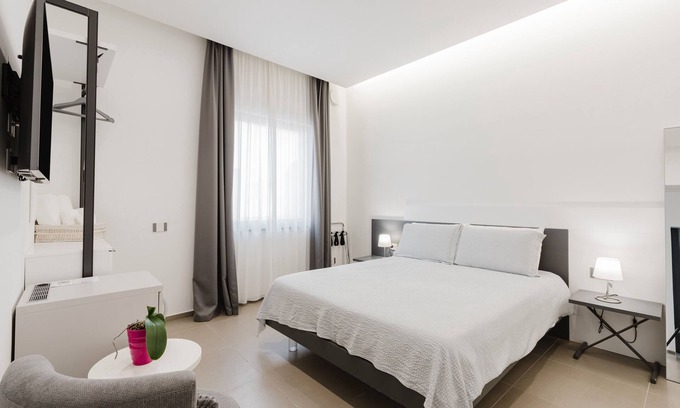 Marsala Apartment | Room 'Casa Umeli Giarraffa' with Shared Terrace, Wi-Fi and Air Conditioning