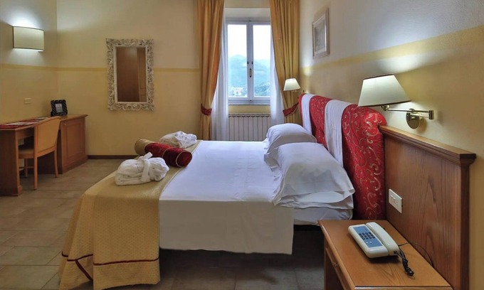 Bagni di Lucca Apartment | Room 'Doppia 2' with Shared Garden, Wi-Fi and Air Conditioning