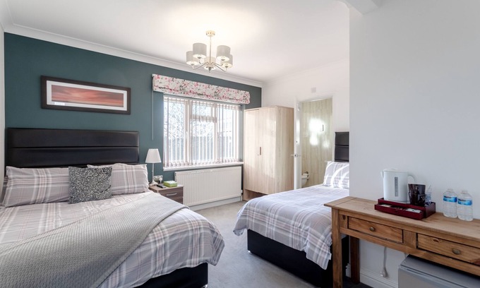 Queensbury House | Room-family Room With Private Bathroom