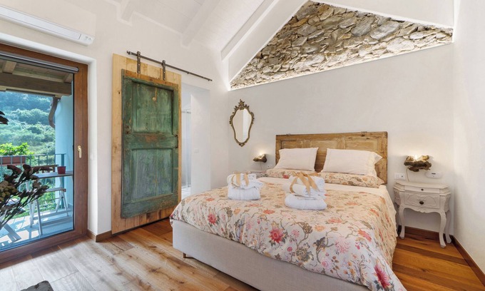 Albisola Superiore Apartment | Room 'Pria' with Mountain View, Wi-Fi and Air Conditioning