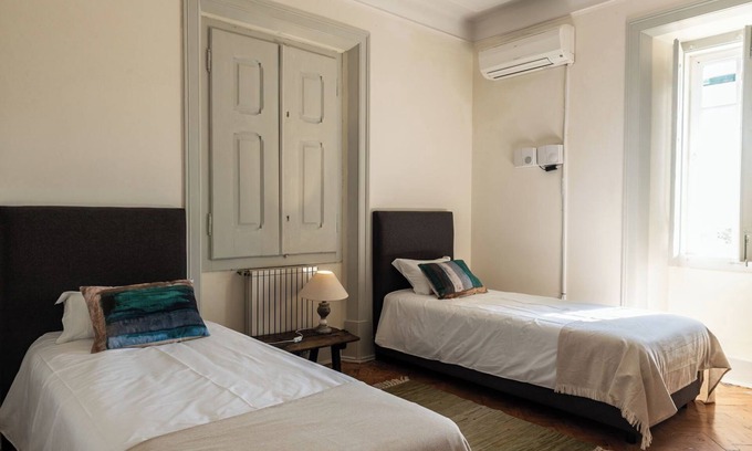 Cabeco de Vide Apartment | Room 'Quarto Twin Com Casa De Banho Privativa 2' with Shared Pool, Wi-Fi and Air Conditioning