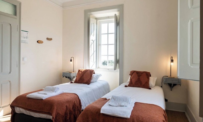 Cabeco de Vide Apartment | Room 'Quarto Twin Com Casa De Banho Privativa 1' with Shared Pool, Wi-Fi and Air Conditioning