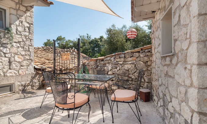 Fternon Apartment | Room 'Rose' with Shared Terrace, Wi-Fi and Air Conditioning