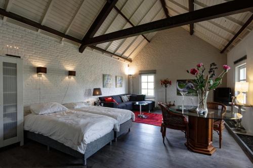Blitterswijck House | Room to rent with own entrance, living room and bathroom