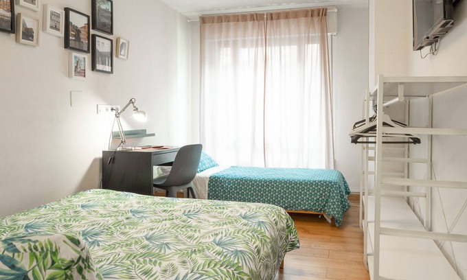 Distrito Llano Apartment | Room 'Warsaw' with Wi-Fi