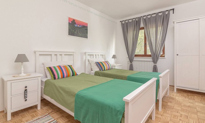 Truske House | Room with two single beds