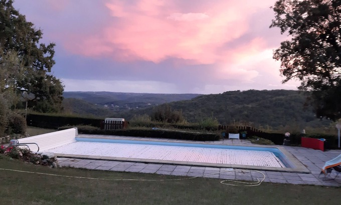 Cahors Bed & Breakfast | Rooms, overlooking the garden and a beautiful view