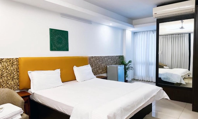 Hauz Khas Village Hotel | Roomshala 114 The Locals - Hauz Khas