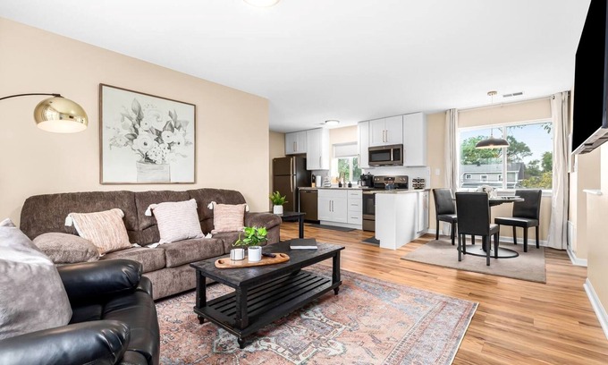 Roseville Apartment | Roomy 1BR Upper Flat in the Heart of Roseville