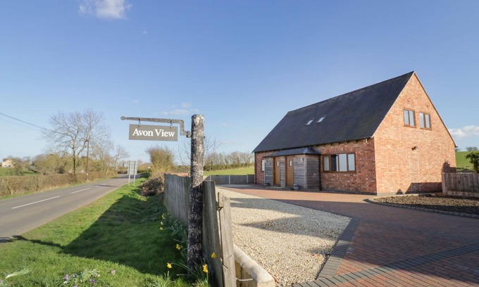 Ardens Grafton Cottage | ROSE COTTAGE, family friendly, with a garden in Welford-On-Avon