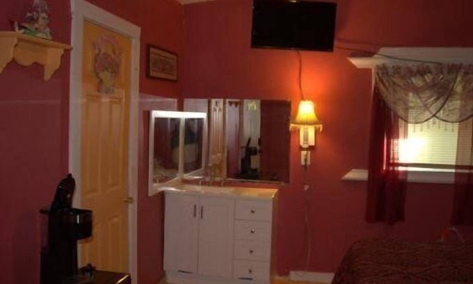 Canton Hotel | Rose Red in Rustic setting