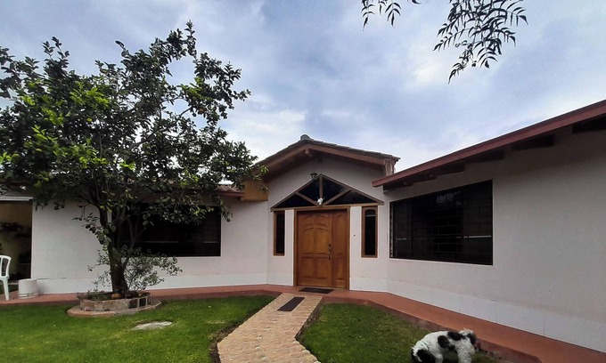 Guayllabamba Ski Chalet | "RoseGarden" your unforgettable refuge, 3-bedroom in Guayllabamba with WiFi