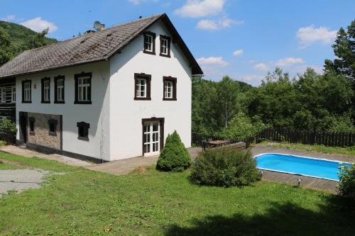 Noviny pod Ralskem House | Roubenka nad řekou