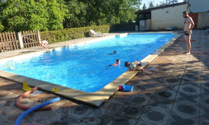 Puy-l'Eveque House | ROULOTTE with terrace and pool in property