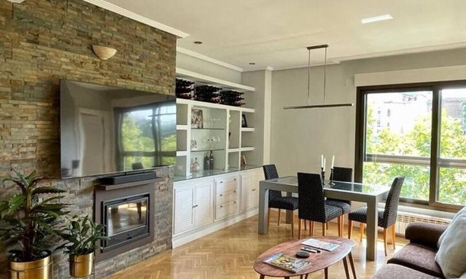 Moncloa-Aravaca Condo | Royal-Palace Garden View | Elegant 2-Bedroom Flat in the Heart of Madrid