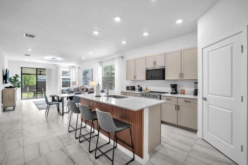 Homestead House | Royal Palm Gateway - Spacious Family Retreat in Sunny Homestead