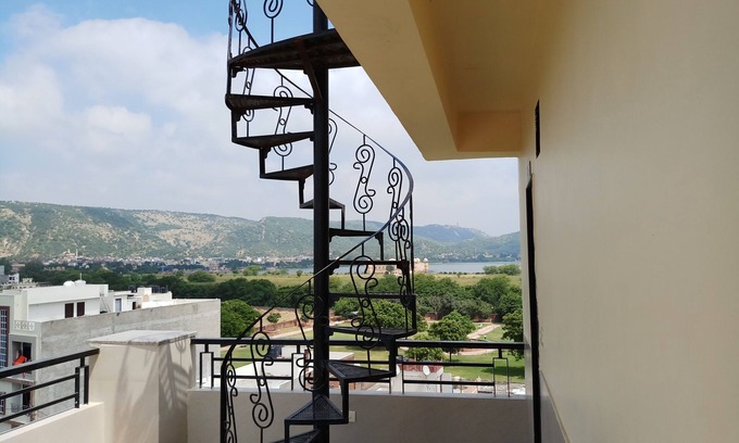 Amer Fort Road Hotel | Royal View Hotel