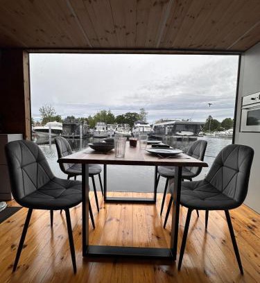 Schmoeckwitz Boat Rental | Ruheoase am Wasser, Sauna-Hausboot in Naturidylle