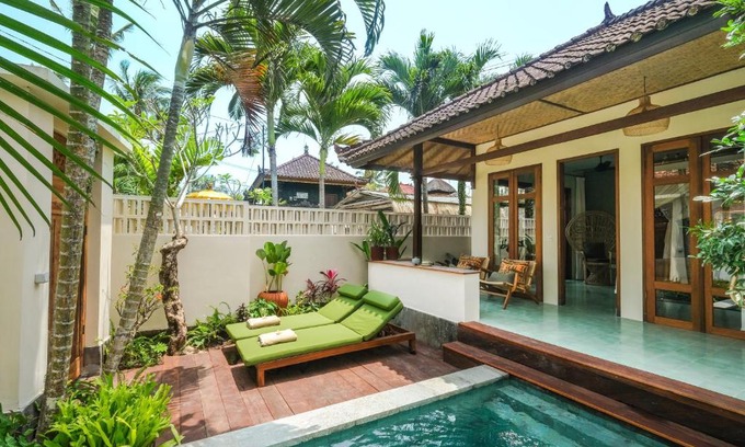 Suraberata Villa | Rumah Senang - Walk to Beach