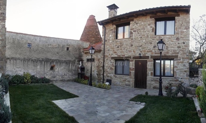 San Andres de Soria Cottage | Rural House Sierra de Tabanera in San Andres, Soria with barbecue and large garden
