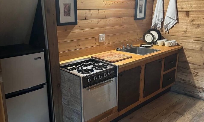 Golden Cabin | Rustic Beaverfoot Lodge Woodland Cabin