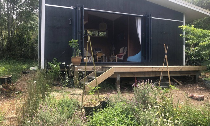 Parau Cabin | Rustic Cabin Getaway - new build with romantic cosy loft bed and outdoor fire