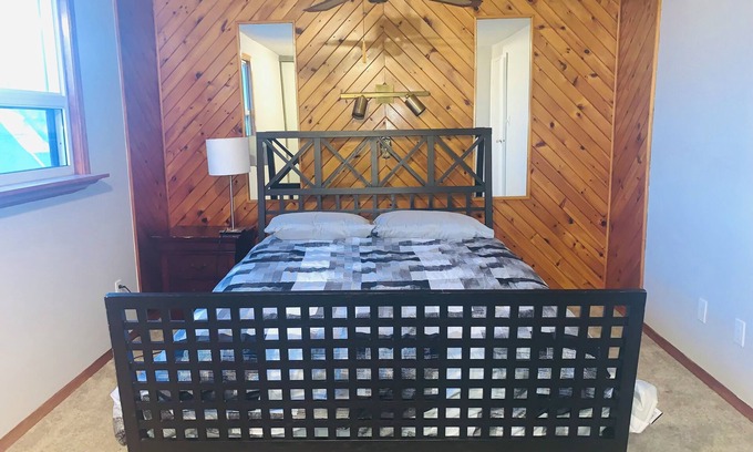 Ajax House | Rustic Charm: A Tranquil Getaway