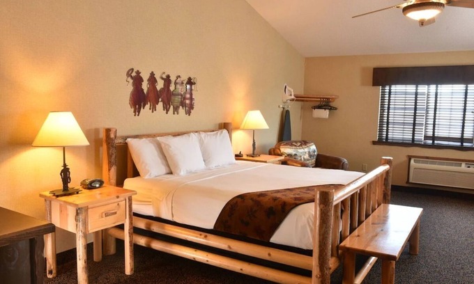 Onalaska Hotel | Rustic Charm: Spacious Rooms & Suites with Scenic Views in Onalaska
