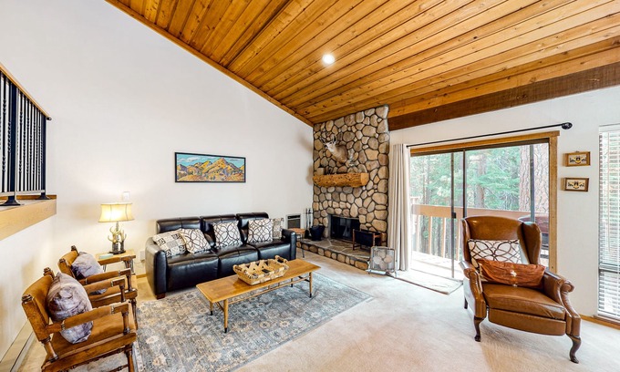 Lakeshore Condo | Rustic Condo with Shared Pool & Hot Tub - Walking Distance to Huntington Lake