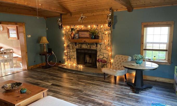 West Melbourne House | RUSTIC EXECUTIVE RENTAL. Clean, inviting atmosphere. Close to I-95 & Beach.