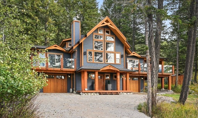 East Kootenay Cabin | Rustic Lakefront Cabin with breathtaking views