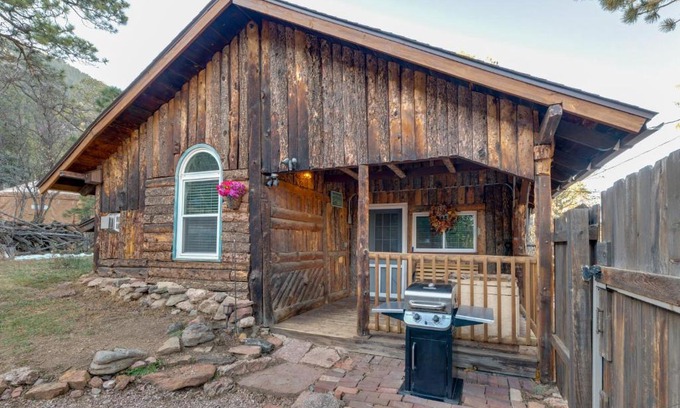 Green Mountain Falls House | Rustic Log Cabin with Studio about 5 Mi to Pikes Peak!