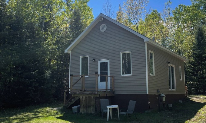 Head Cabin | Rustic off grid 2-bedroom cabin in Bissett Creek