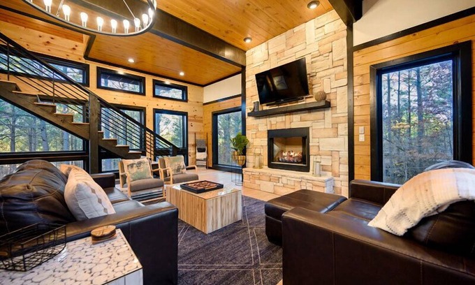 Hochatown Cabin | "Rustic Treehouse" Beautiful Views, Balcony, Hot Tub!