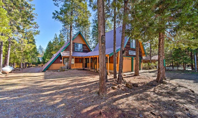 Trinity Center House | Rustic Trinity Center Cabin with Deck Near Fishing!