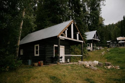 Columbia Valley Ski Chalet | Rustic Woodland Cabin at Beaverfoot