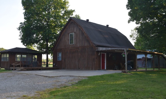 Thompson Cabin | Rut & Strut Ranch - 35 minutes from Mark Twain Lake! Quiet Cabin in the woods
