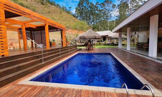 Vitor Hugo House | Sítio Cinco Folhas, recanto com vista pra montanha