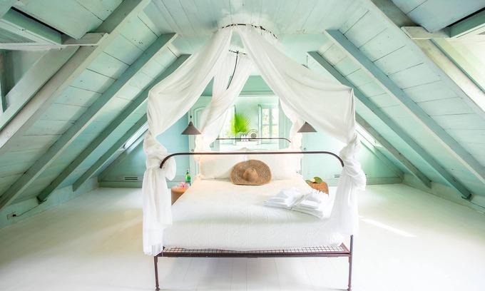 Dunmore Town House | Salt Box: an Enchanting Historical Property with a Pool