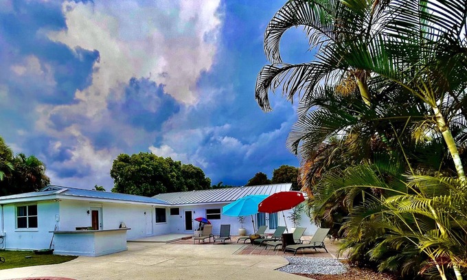 Davie House | Salt Water Pool, BBQ, 18 mins to Hollywood Beach, 15 mins to FFL, 25 mins to MIA