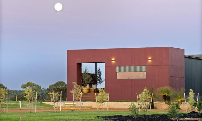 Wonnerup Ski Chalet | Samphire Chalet Banksia - A Serene Natural Beauty
