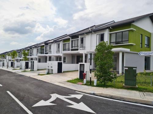 Kajang Villa | Sampoisgt Homestay - 3 Bedrooms, Free 4 Private Parking, Extra mattresses available