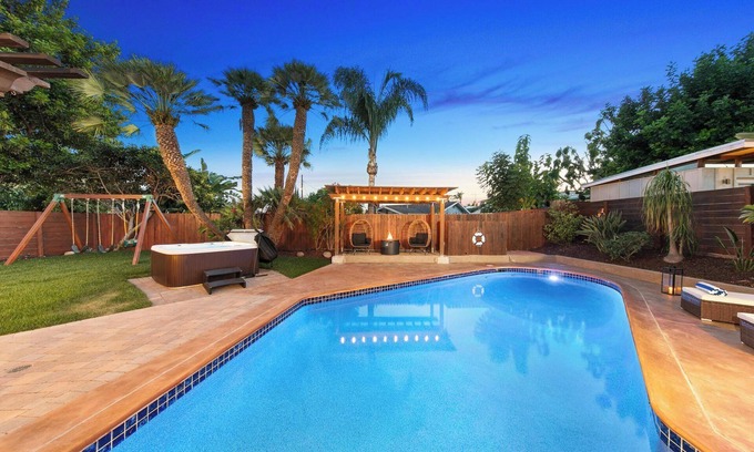 Lake Murray House | San Diego Lux: 5Bedroom/Remodeled/Solar Heated Pool/Spa/GameRoom/Grill/Workspace