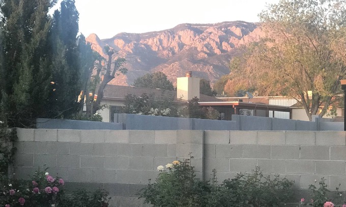 Heritage Hills House | Sandia view sweet 🏠 near Balloon Fiesta park, &Tram-ride!