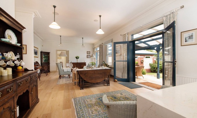 Sandringham House | Sandringham Royale - A great Bayside home and close to everything