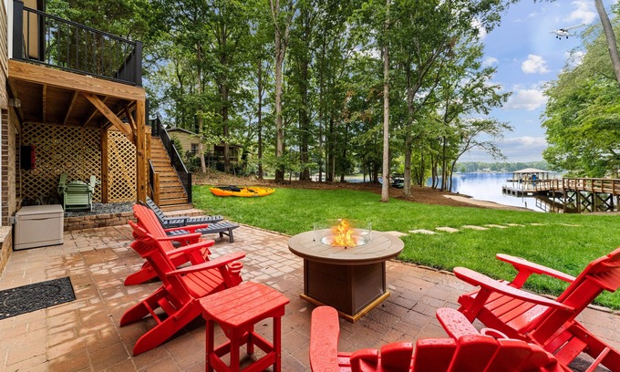 Troutman House | Sandy Beach, 2 King Suites, Game Rooms & Views!