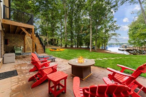 Troutman House | Sandy Beach, 2 King Suites, Game Rooms and Views!