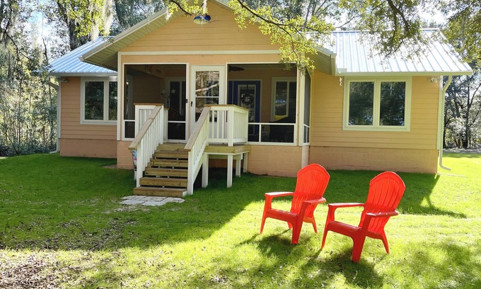 Melrose House | Sandy Toes Bungalow-Historic Melrose, Lake, 2/2, Wifi, firepit, boats, King bed
