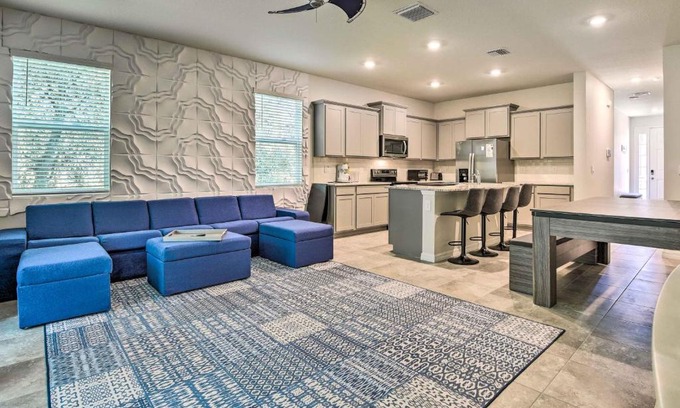 Braden River House | Sarasota Townhouse with Lanai about 10 Mi to Beach!