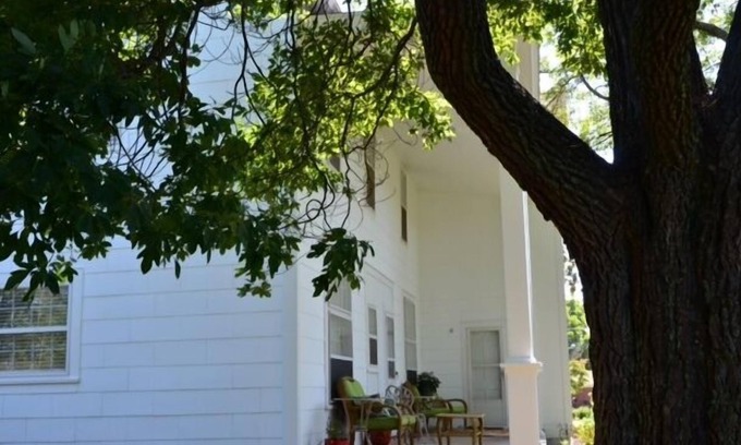 Mena Bed & Breakfast | Sassafras Inn